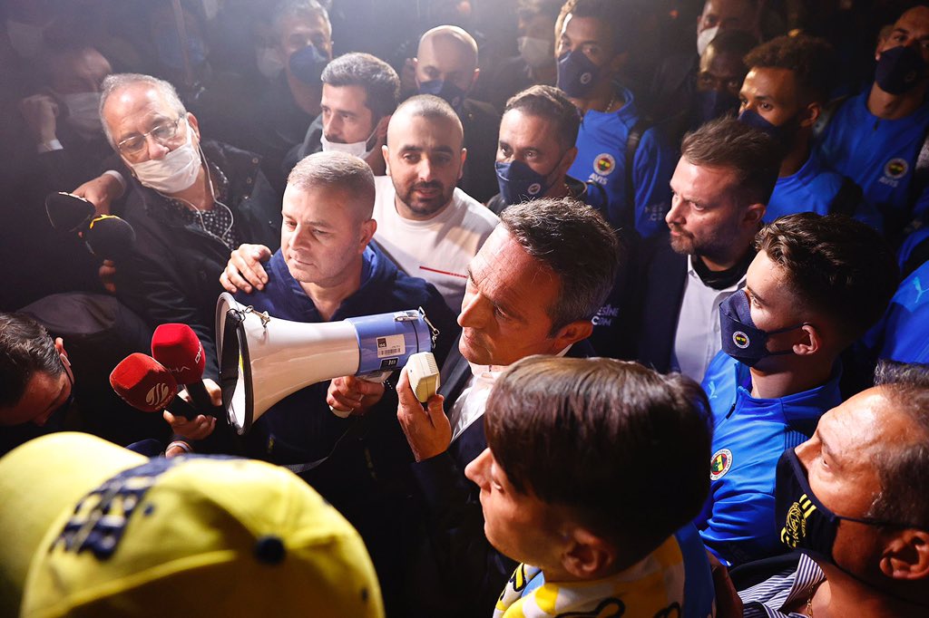 gencfborg's tweet photo. BİZLER VAR OLDUKÇA FENERLE KİMSE BAŞA ÇIKAMAZ! 

#GençFenerbahçeliler https://t.co/6LnvsLbWwP