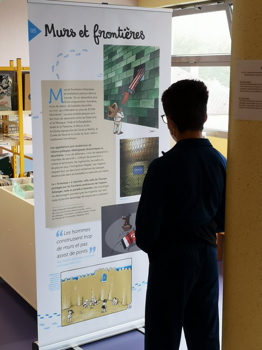 EmileCdi's tweet photo. exposition "Tous migrants" @CartooningPeace au CDI. Visite des élèves de 3eSEGPA avec leur professeur @CollegeChartier https://t.co/Tuk4eahXXc