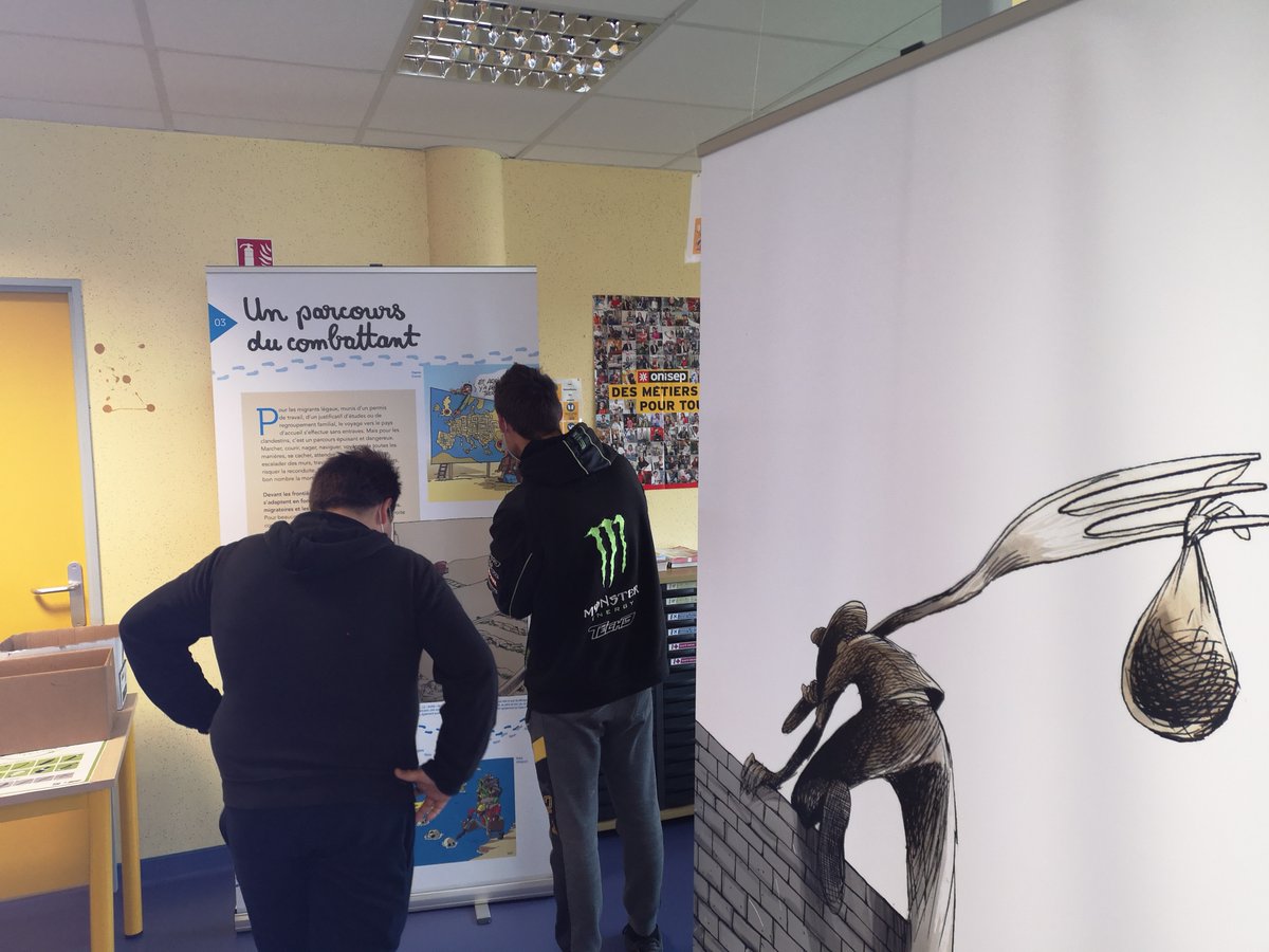 EmileCdi's tweet photo. exposition "Tous migrants" @CartooningPeace au CDI. Visite des élèves de 3eSEGPA avec leur professeur @CollegeChartier https://t.co/Tuk4eahXXc