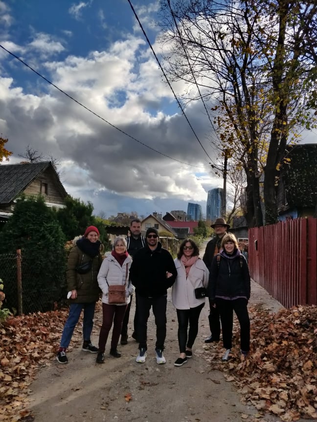 VilniusFreeWalk's tweet photo. Thursday's Undiscovered Vilnius with people from #Germany, #France,#Ireland, #USA and #Slovenia! Charming autumn 🍂 in the wooden Old Town of the city 🌻
#autumnvilnius #travel #balticstates #Lithuania2021 #lithuaniatravel #vilniusnow #vilnius #offthebeatenpath #undiscovered https://t.co/NRi3GTXJgA