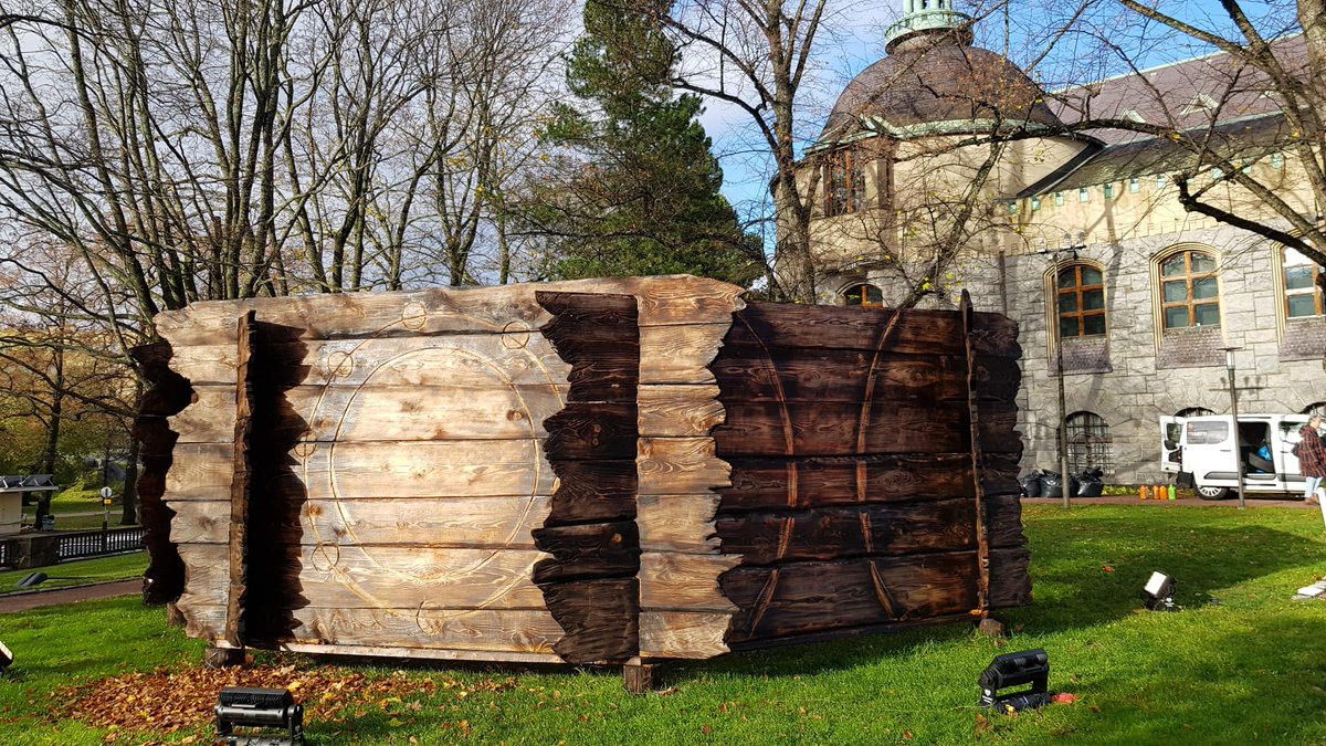 AkiPyysing's tweet photo. Ilahduttavasti #Kansallismuseo:n pihaa käytetään nykyisin kaikenlaiseen hörhellykseen ja pörhellykseen.
#Quelevala-projektia tuskin edes #Kalevalakoru haastaa oikeuteen nimensä käytöstä🤔. https://t.co/ai9RWNBZE6