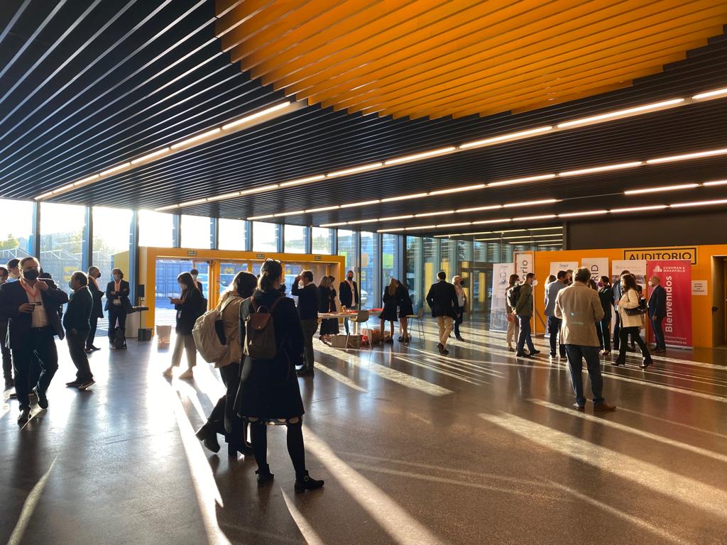 CushWakeSPAIN's tweet photo. Primer día de @ProWorkSpaces Conference 2021.

Javier Bernades, responsable del equipo de Business Space en España de C&amp;W, modera la mesa 'Conversación y visión del futuro de las oficinas: las palancas de cambio' con profesionales de #MapfreInmuebles, #Everis y #MerlinProperties. https://t.co/yOAu4IwbbD