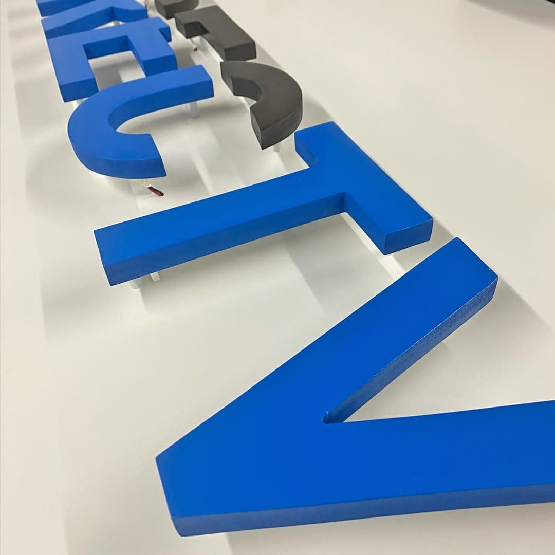 Vsualmente's tweet photo. Construcción de rótulo en materiales combinados. Base en ACM con letras en pvc 1/2" y luces LED para recepción rebranding @directvpr
#ImprentaPR #imprenta #puertorico🇵🇷 #printing #shoplocal #shoppr #vsualmentepr #rotulacion #branding #stickers #print #directvpr https://t.co/PEkZCj94LF