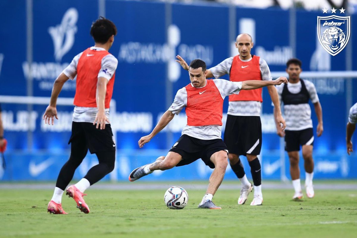 OfficialJohor's tweet photo. Today's training schedule in #JDTTrainingCentre? 🏃‍♂️ Fitness, 🎯 Shooting, and Saves!

More photos at https://t.co/nU5uVPt4FL

#TrainingSession
#WinnersKeepWorking
#EightConsecutiveTitles
#JDTForAll
#LuaskanKuasamuJohor https://t.co/l3oLudIBpu