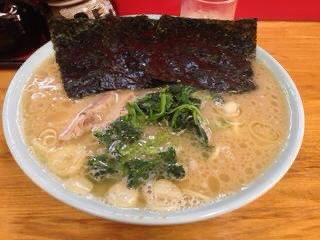 tenten556's tweet photo. 本日のお昼は千葉家٩(ˊᗜˋ*)و
千葉家さんの連休があったので２週間ぶり〜
画像は１０年前のFacebookからの画をコピー。
マジウマ！！
#美味い家系ラーメン
#病みつきラーメン https://t.co/dzKq27R5ak
