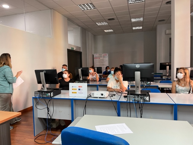 gitanos_org_ext's tweet photo. Nada mejor como contar con los padres y madres para que exista coherencia entre lo que se hace en casa y en el aula promociona.
Damos la bienvenida a nuestras familias del #programapromociona a las que ya nos conocen y a las que ya nos están conociendo.
#fsgbadajoz https://t.co/kRid7oFHd7