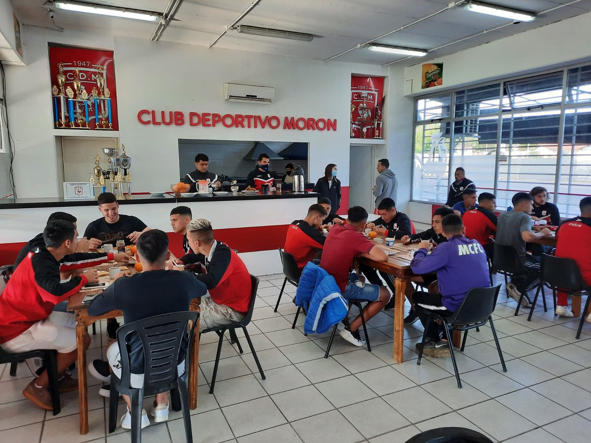 depmoronoficial's tweet photo. #ReservaCDM
El plantel de reserva ya desayuna en el estadio previo al encuentro frente a @ChacaOficial a las 10hs.
#VamosGallo🐓 https://t.co/5Vup9AvurA