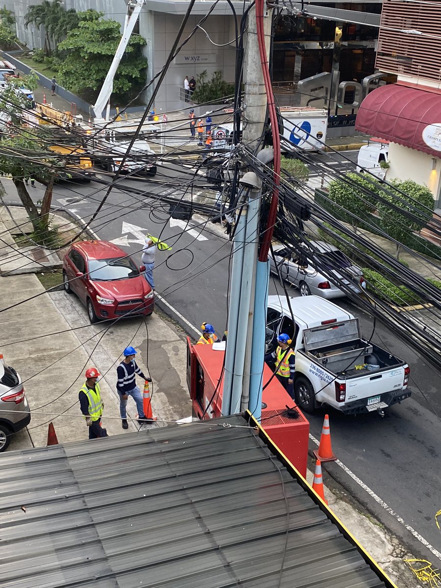 La escena se titula: ¿cuántos ingenieros se necesitan para cambiar un bombillo? 15 mirando y 3 trabajando. Más de 12 horas sin luz y las plantas de adorno en mi calle. Que linda ironía <a href="/NaturgyPa/">Naturgy Panamá</a> <a href="/SFNewsPanama/">San Francisco News</a> #electricidad #SanFrancisco #panama #naturgy
