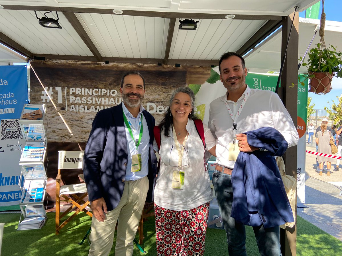 KnaufInsulSpain's tweet photo. Seguimos recibiendo visitas en nuestro stand en la #13ConferenciaPEP, @adelina_uriarte y @jcastellavila de @ZehnderIberica, les acompaña nuestro General Manager @oscar2dr.
#13CEPH #ECCN #nZEB #ForABetterWorld #ConstruirMejor #AislamientoSostenible https://t.co/RgzZyjDCXd