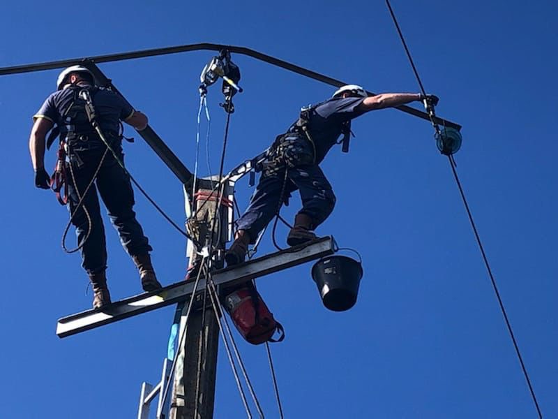 clescure's tweet photo. Bravo à nos équipes qui ont déjà réalimenté en électricité plus de la moitié des foyers impactés par la #TempêteAurore depuis ce matin. Forte mobilisation d’@enedis pour rétablir le courant partout  #ServicePublic https://t.co/MZqUY1VQF3