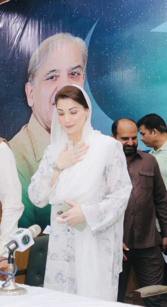 کالے لباس پہ ہی موقوف نہیں شخصیت اپنی
ہم سفید بھی پہن لیں تو غضب لگتے ہیں۔۔!

🌷🌷🌷
ماشاءاللہ :-
اللّٰہ دشمنوں کے شر اور حاسدین  کے حسد
سے محفوظ رکھے۔

🙏⭕🙏
شام بخیر
<a href="/MaryamNSharif/">Maryam Nawaz Sharif</a>
<a href="/Munir_344/">Munir Ahmad Chaudhry™</a> 
#SELF_MADE