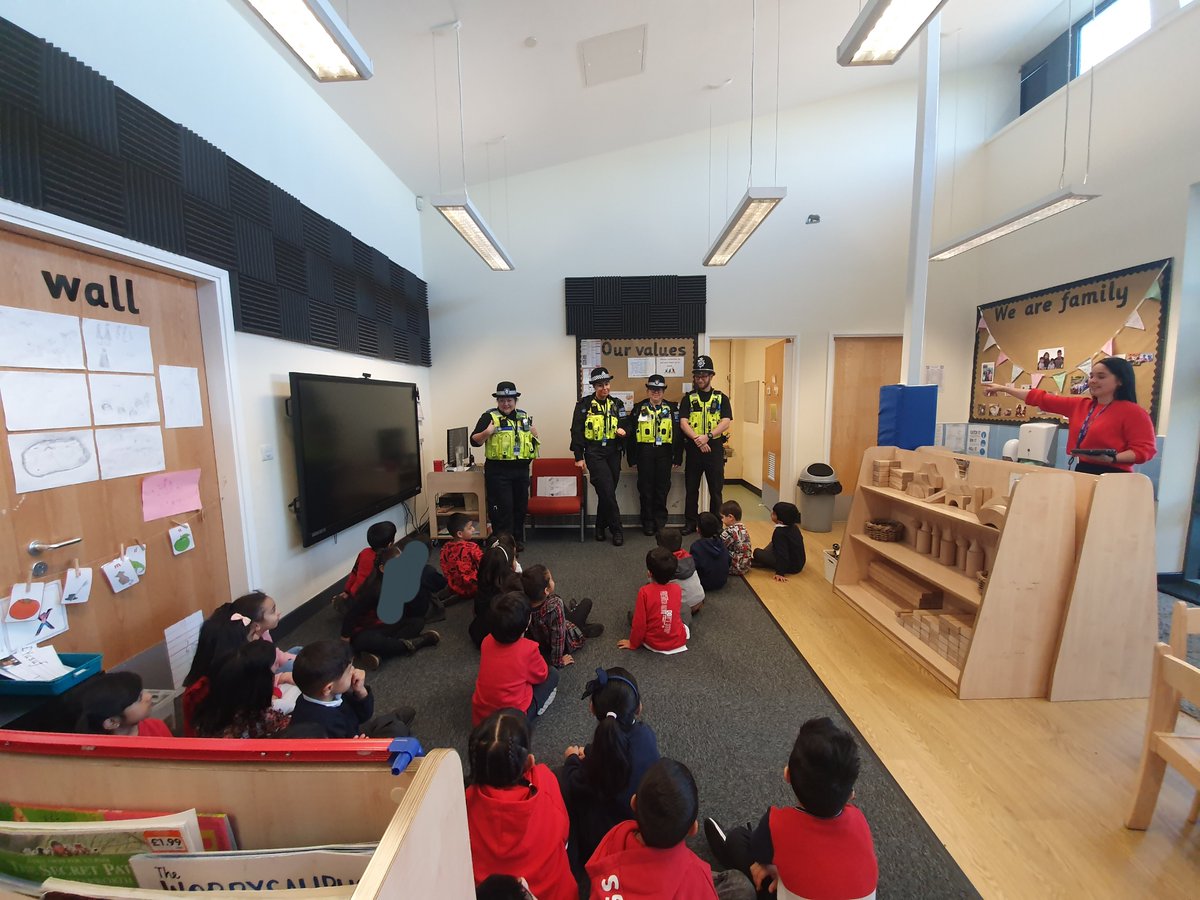 HodgeHillWMP's tweet photo. PC Pakhairzan, PC Keyte, PCSO Johnston and PCSO Grzybowska have attended Colebourne Primary School to meet the fantastic reception students who were eager to find out about the work we do #YouthToday https://t.co/t97jRTfX2S