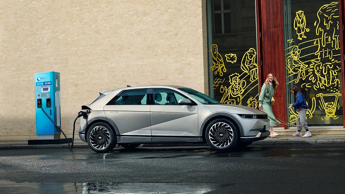 #HyundaiMotorGroup совместно с SP Group и Komoco Motors запускают экспериментальную программу E-mobility в Сингапуре. 50 человек 5 лет будут эксплуатировать IONIQ 5 – электромобиль #Hyundai. Цель проекта – создание устойчивой экосистемы для электрокаров в мегаполисе.