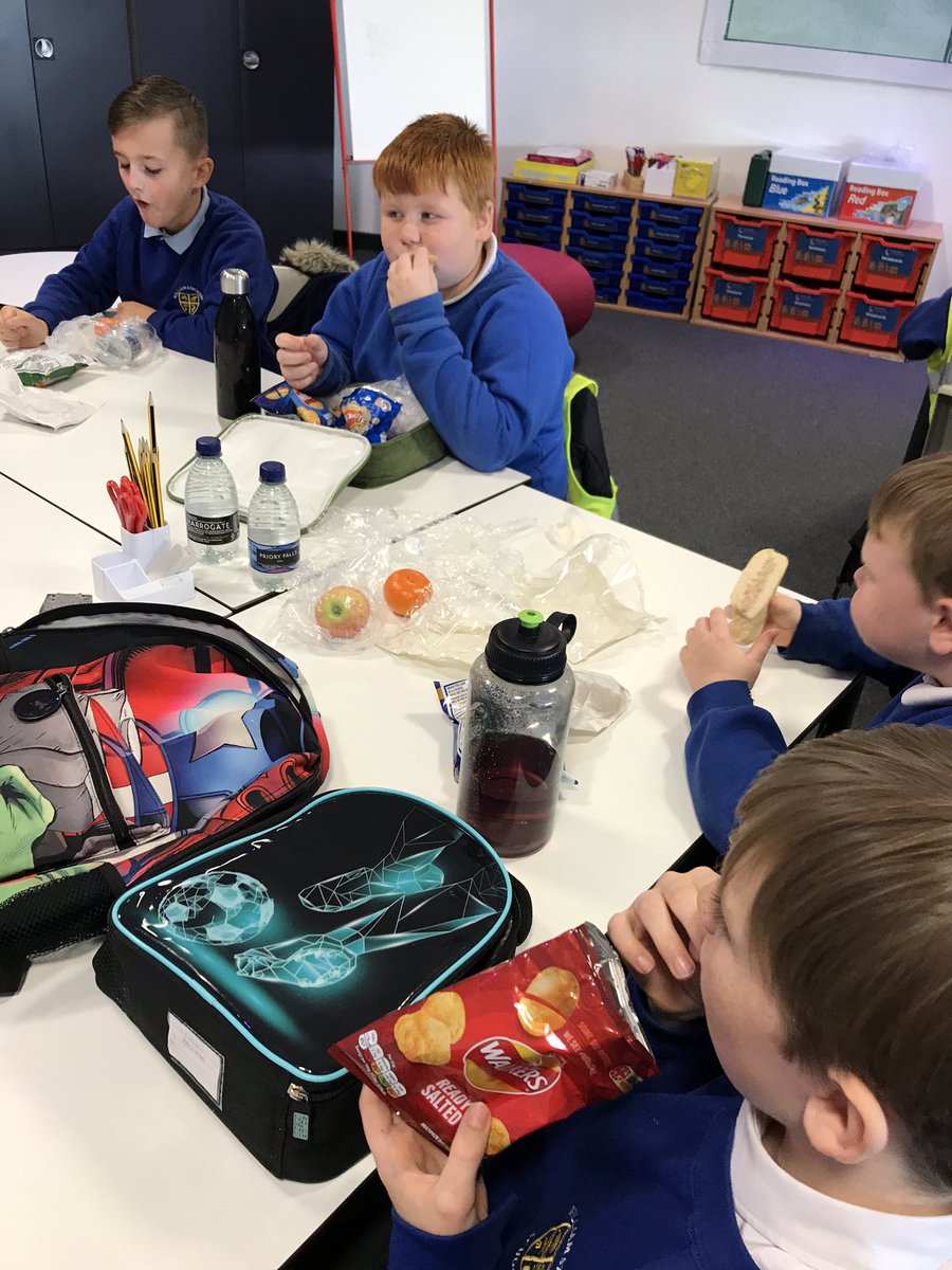 school_ws's tweet photo. Enjoying our lunch break before we go to our art session!🍎🍞🧁 https://t.co/Yfz1nA1oFB