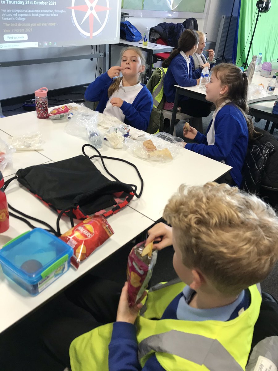 school_ws's tweet photo. Enjoying our lunch break before we go to our art session!🍎🍞🧁 https://t.co/Yfz1nA1oFB