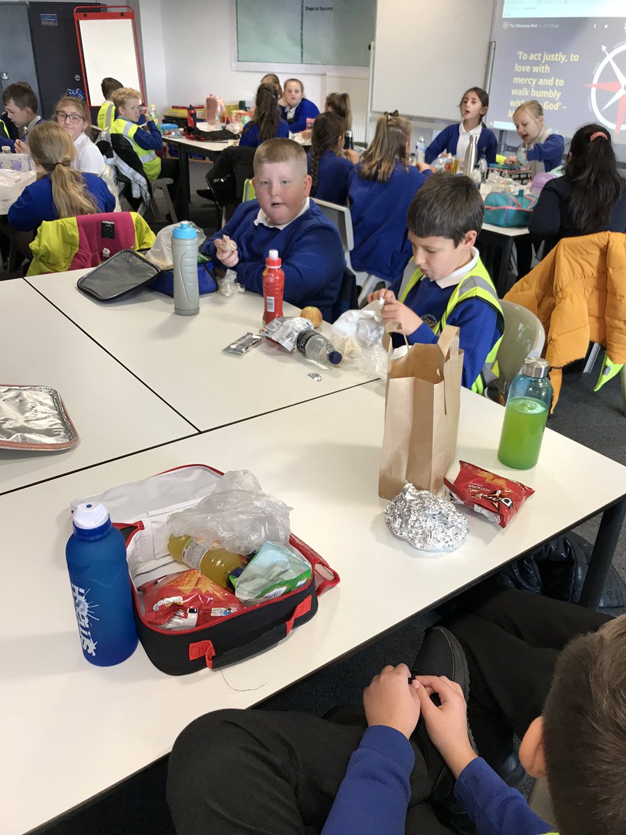 school_ws's tweet photo. Enjoying our lunch break before we go to our art session!🍎🍞🧁 https://t.co/Yfz1nA1oFB