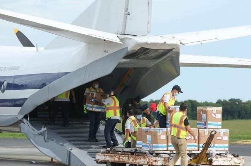 Las vacunas #Abdala y #Soberana02 ya están en la hermana #Nicaragua. Un primer envío de 1,2 millones de dosis llegó este miércoles y fue recibido por su Ministra de Salud. La colaboración entre nuestros pueblos se fortalece en medio de grandes desafíos. #CubaPorLaVida