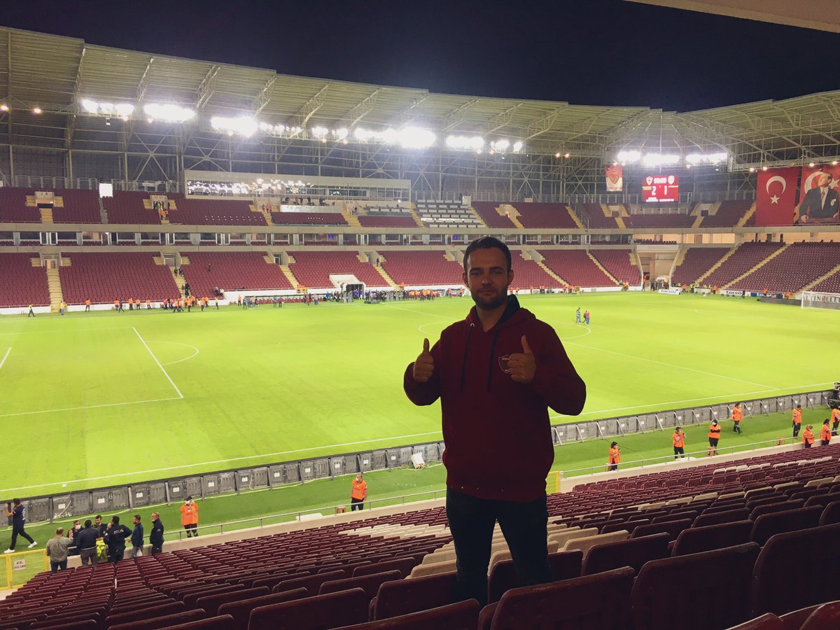 GunencOnur's tweet photo. Futbol taraftarlığını hep abartılı bir psikopatlık olarak görüyordum. Taaa ki HATAYSPOR maçını ilk kez statta izleyene kadar. Şimdi anlıyorum ki bambaşka bir sevgiymiş bu…
@Hatayspor_FK https://t.co/0D5GS7fqNQ