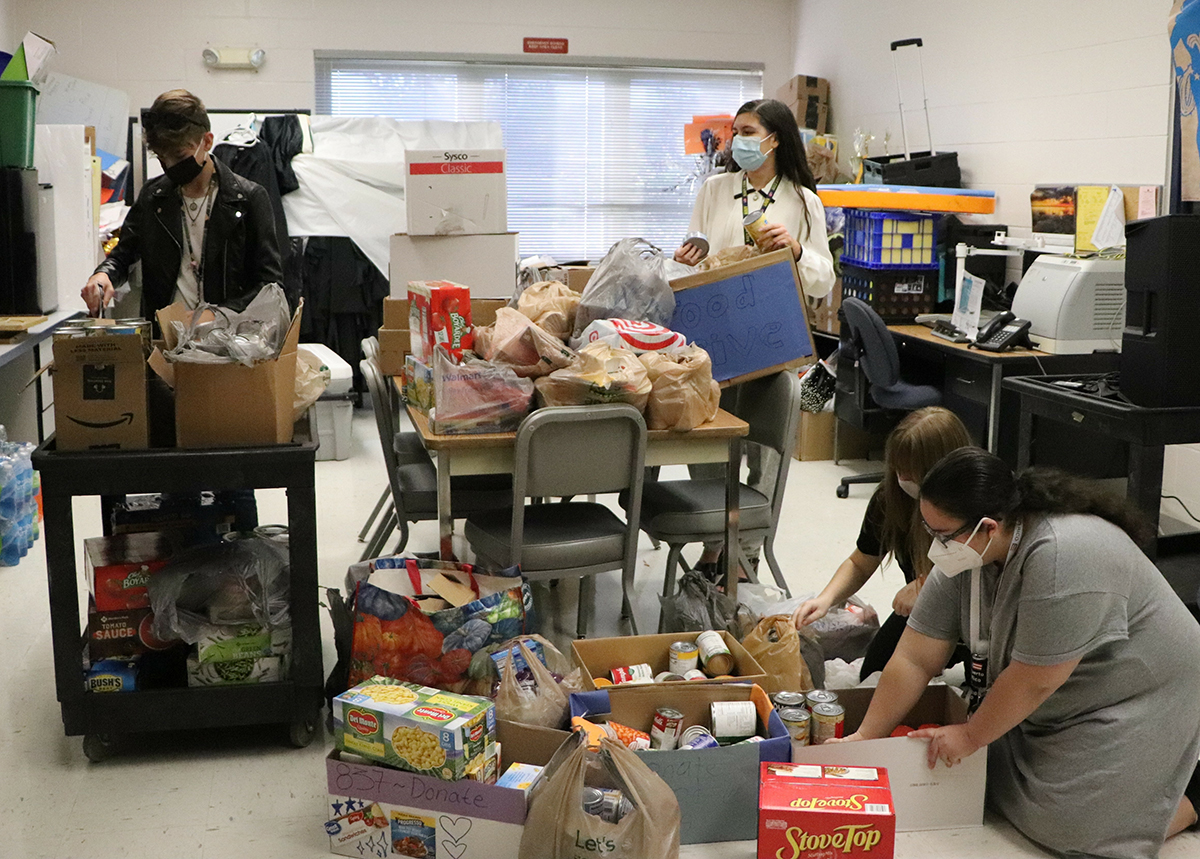 SehSeminoles's tweet photo. The Southeast High canned food drive sponsored by Future Business Leaders collected 1577 pounds of food for the @FoodBankManatee. Of all the clubs and groups who participated, JROTC collected the most with almost 900 pounds alone! #WeManateemanatee #MeetSoutheast https://t.co/y74mw3w7Fn