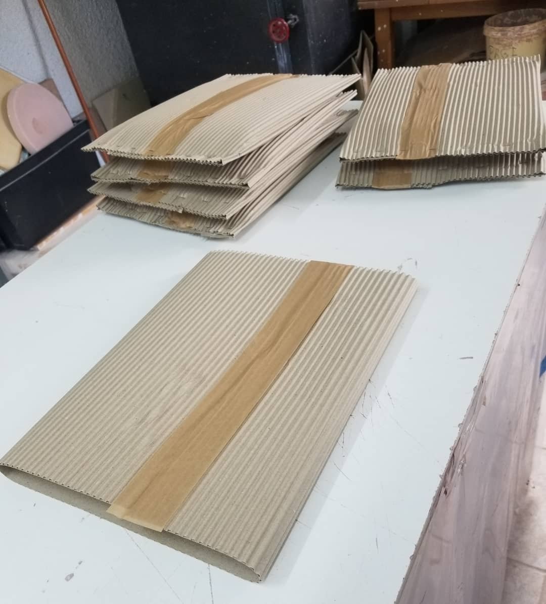 somanymoods's tweet image. Bon mes colis sont prêts. Et la poste est fermée. 🥴
Pas grave je vais tenter celle du village d'à côté !
#dansmonatelier #voscommandes #colissimo #tetris #laviealacampagne #ceramiques