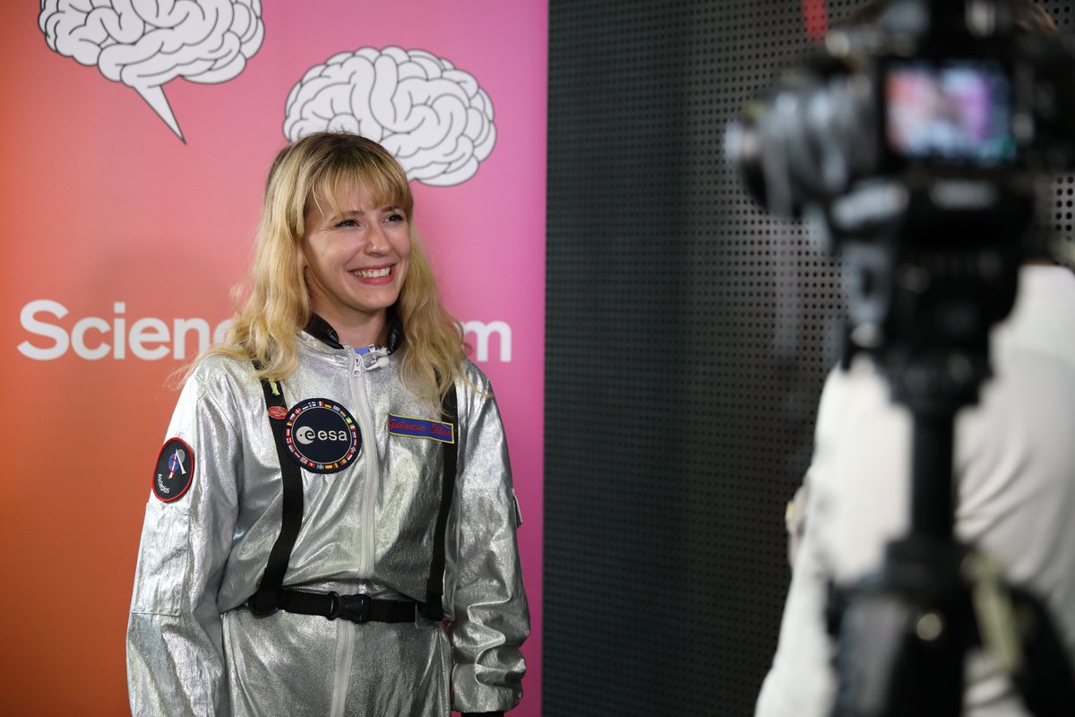 ScienceEtCite's tweet image. ❗️Neue Videos zur #ScienceComm21 sind jetzt online!
😄
👉 Spannende Interviews mit Konferenz-Teilnehmenden zur #ScienceComm und #wisskomm im Allgemeinen findet ihr auf der Webseite unserer Partnerorganisation @SNIS: snis.ch/sciencecomm21/

👀 Schaut sie euch an!