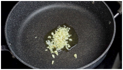 жареный чеснок на сливочном масле. жареный чеснок на сливочном масле. жареная картошка с розмарином. обжаренный гребешок. чеснок на сковороде.