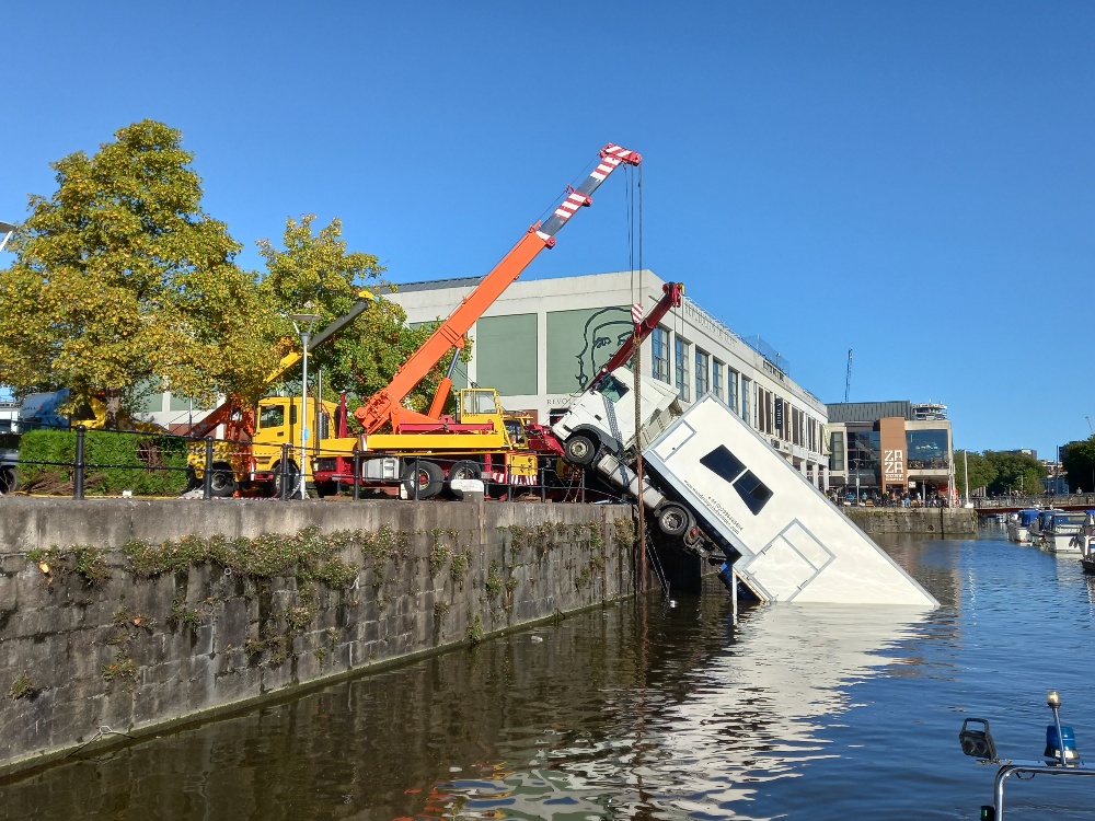 🚒Crews responded to a lorry submerged in Bristol Harbour this morning.

Firefighters secured the lorry, using winches, heavy rescue equipment, fire appliances and a boat for safety.

The lorry is now secure and crews are working with a recovery company to remove the vehicle.