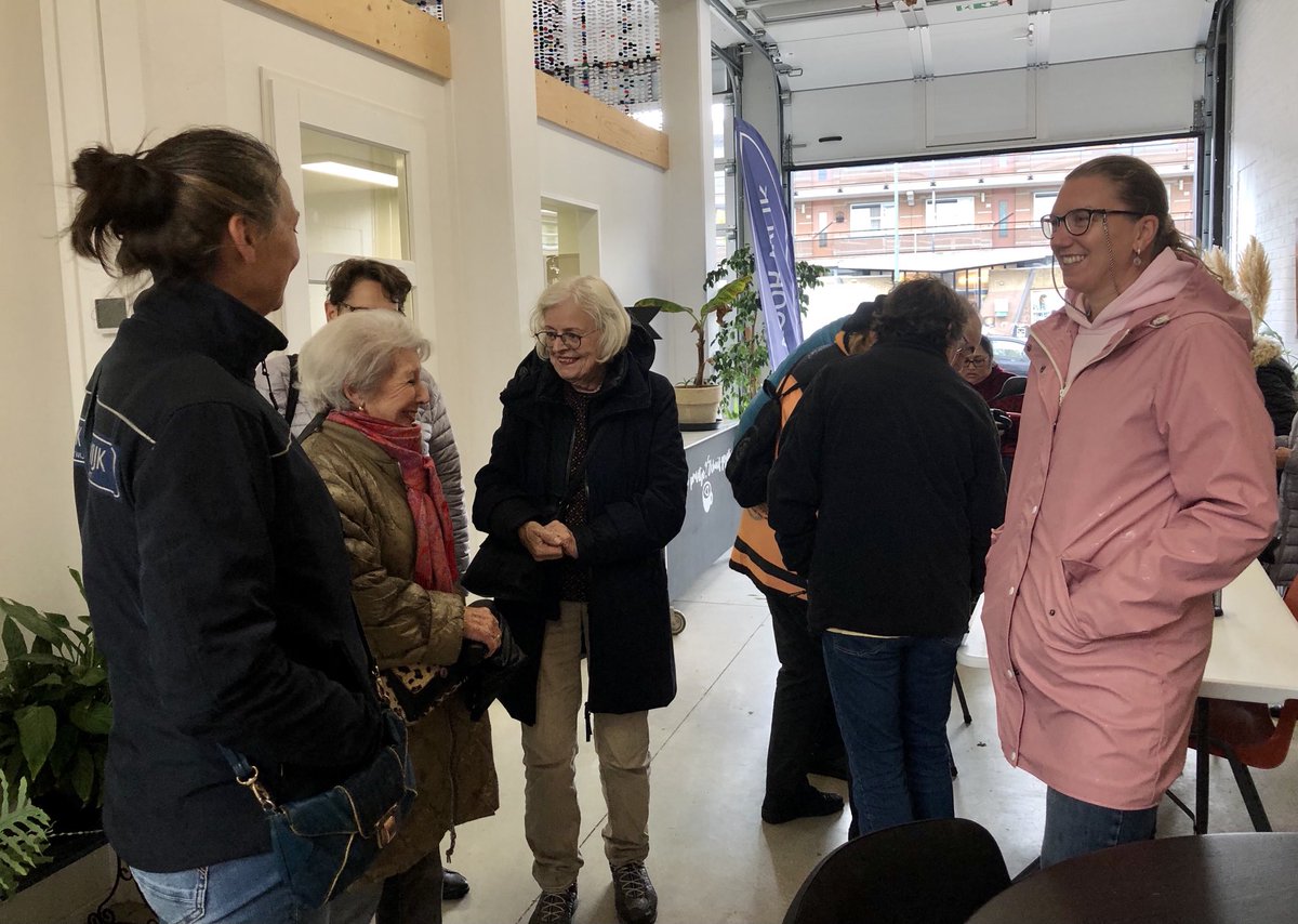 WijkVoor's tweet photo. De wandelclub komt even schuilen voor de regen! #crabbehof #metelkaarvoordewijk https://t.co/xyEu1iKoLH