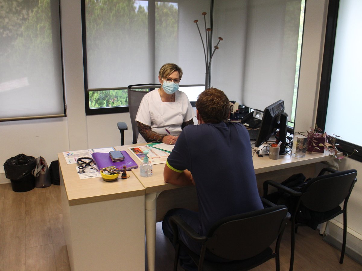EnedisRegionSud's tweet photo. 📸Aujourd'hui reportage photos du personnel de service santé au travail d'@enedis à #AixenProvence . Une occasion de rappeler leur mission de prévention de santé au travail auprès des salariés .👩🏽‍🏭🧑🏽‍🏭 https://t.co/OOIZ0qu77H