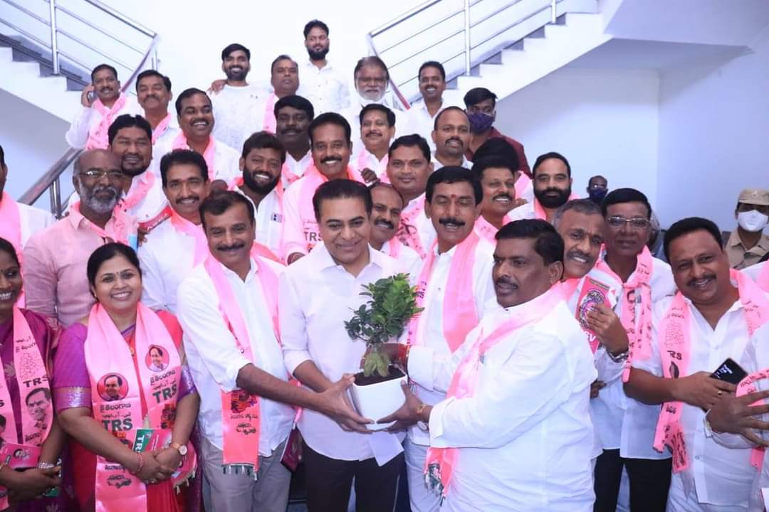 KPR_BRS's tweet photo. తెలంగాణ భవన్ లో తెరాస పార్టీ వర్కింగ్ ప్రెసిడెంట్ @KTRTRS అధ్యక్షతన పార్టీ ప్లీనరీ, విజయ గర్జన సభ ఏర్పాట్ల పైన నిర్వహించిన సమావేశానికి పఠాన్ చెరువు MLA @TRSGMR, నియోజకవర్గ స్థాయి ప్రజాప్రతినిధులు, తెరాస పార్టీ ముఖ్య నాయకులతో హాజరయ్యాము.
#kprmp #Hyderabad https://t.co/JfDAM1eIvK