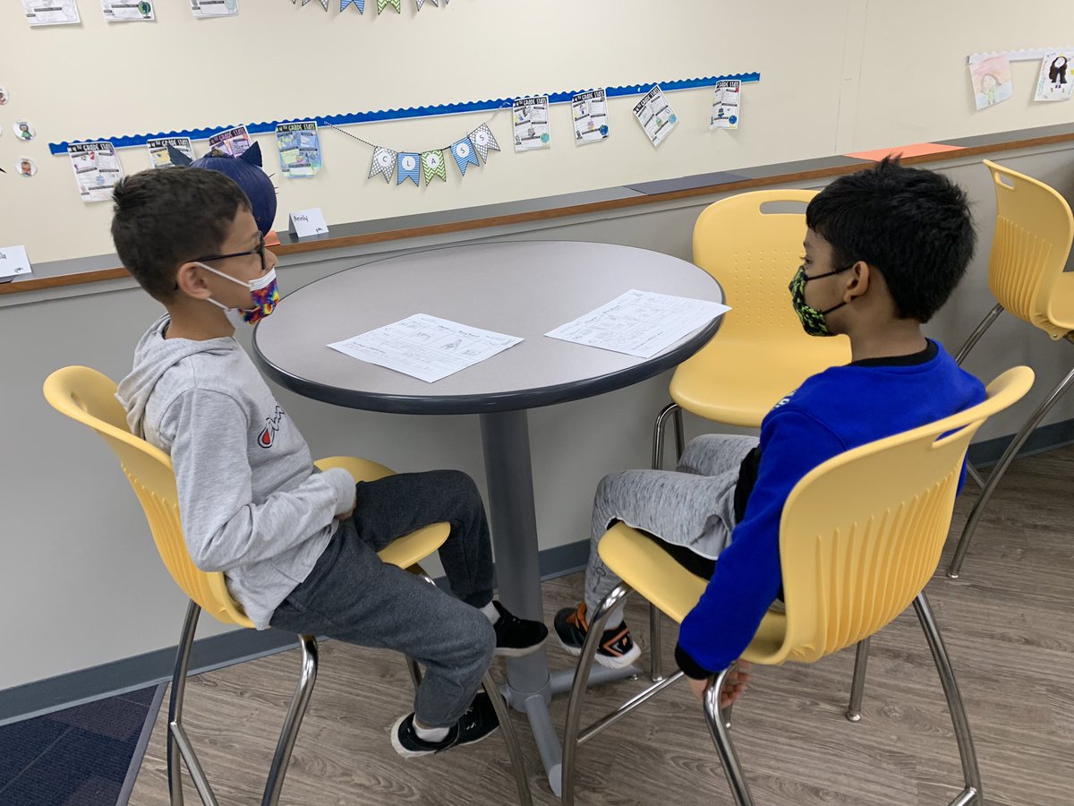 MrsTokarczyk's tweet photo. 3rd graders enjoyed sharing their story boards from different chapters of Bunnicula! #wdsd7 @WestviewSchool1 https://t.co/tZS3O46G3P