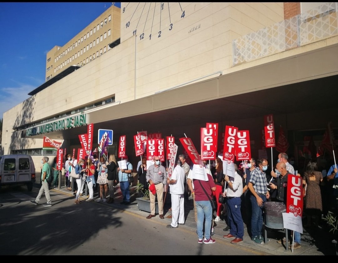 FeSPUGTJAEN's tweet photo. @ugtserviciospublicos Jaén Sanidad, concentración el día hoy en el Hospital Universitario de Jaén para exigir a la Consejería de Saud y Familia la contratación de los/as  8.000 los/as compañeros/as que van a dejar fuera, cargandose la Atención Primaria y la Especializada https://t.co/6Aa6qMgmYp