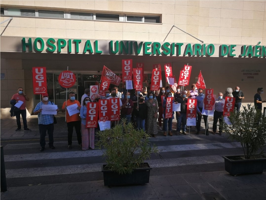 @ugtserviciospublicos Jaén Sanidad, concentración el día hoy en el Hospital Universitario de Jaén para exigir a la Consejería de Saud y Familia la contratación de los/as  8.000 los/as compañeros/as que van a dejar fuera, cargandose la Atención Primaria y la Especializada