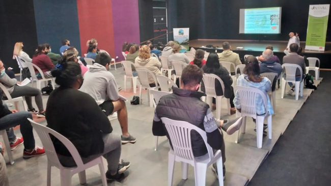 ASSAlSantafe's tweet photo. 👨‍🏫 La Regional ASSAl San Guillermo realizó un nuevo curso de Capacitación de Manipulación Segura y Saludable de los Alimentos, destinado a 40 trabajadores de rotiserías, restaurantes, bares y servicio de derívery comerciantes. https://t.co/DXdcYDl7F5