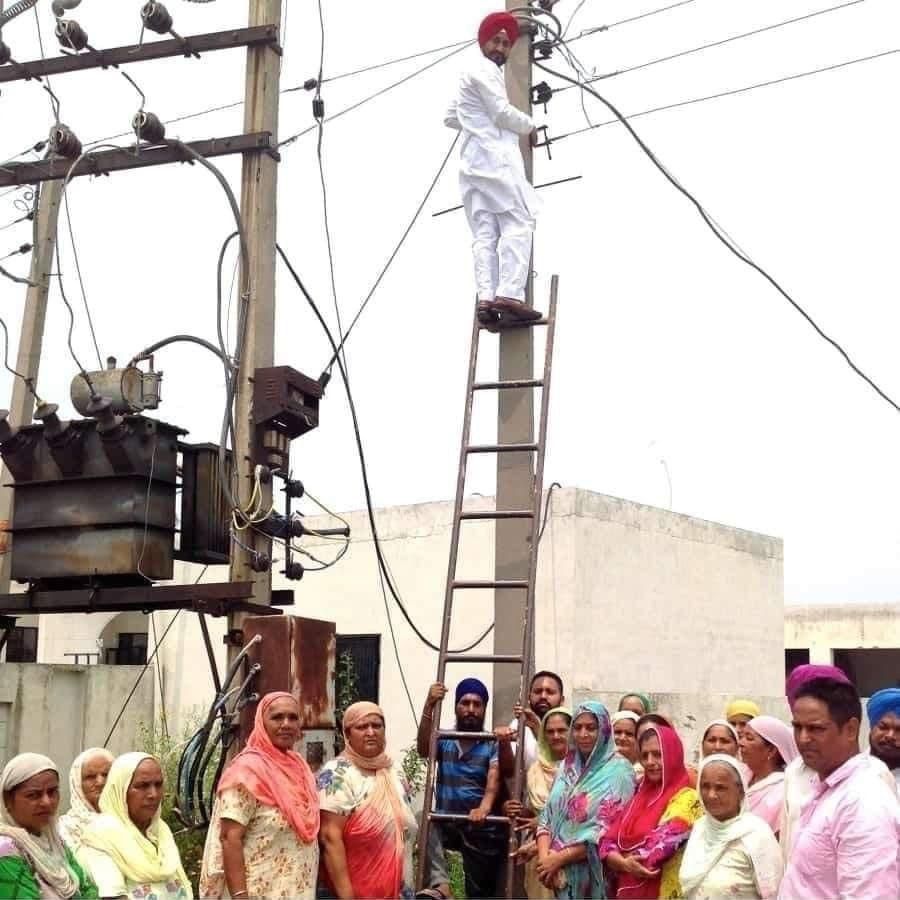 PeoplesCMChanni's tweet photo. जब यह पता चला कि मेरे गरीब भाईयों बहनों द्वारा बिजली बिल भुगतान ना होने के कारण कुरली में बिजली काट दी गई है तो स्वयं वहां पहुंचकर बिजली खंबे पर चढ़कर बिजली कनेक्शन बहाल किया।

पंजाब में गरीबों की, आम जनता की सरकार है और कोई भी मेरे रहते उन्हें परेशान नहीं कर सकता है। https://t.co/adznUTefUt