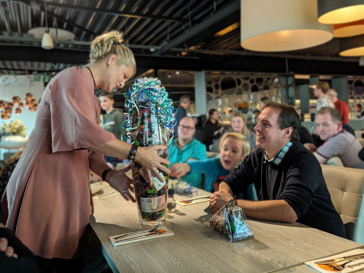 esra_bv's tweet photo. Esra feliciteert servicemonteur en collega Henk met 25 jaar trouwe dienst! 🥳 Het is een een gezellig feestje geworden! 🎉

#EsraBV #Jubileum #Anniversary #25jaar #Viering #Celebration #Hulde #Waardering #Feest #Apeldoorn https://t.co/z2EINEmn2J