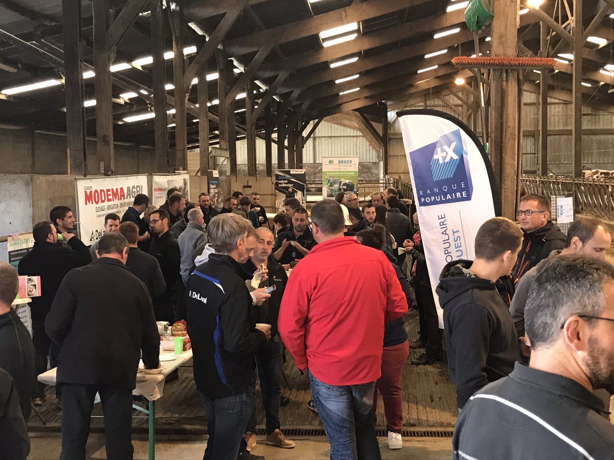 La #teamagribpgo sur le terrain ! Ferme ouverte au #gaecdelabrosse à #cholet robot de traite #delaval  #ceuxquifontlelait !! 🐄🐄 <a href="/melanievilboux/">Melanie VILBOUX</a> <a href="/christianaug1/">Christian AUGEREAU</a> <a href="/bpgrandouest/">Banque Populaire Grand Ouest</a> <a href="/VirginieMaze/">Virginie Mazé</a>