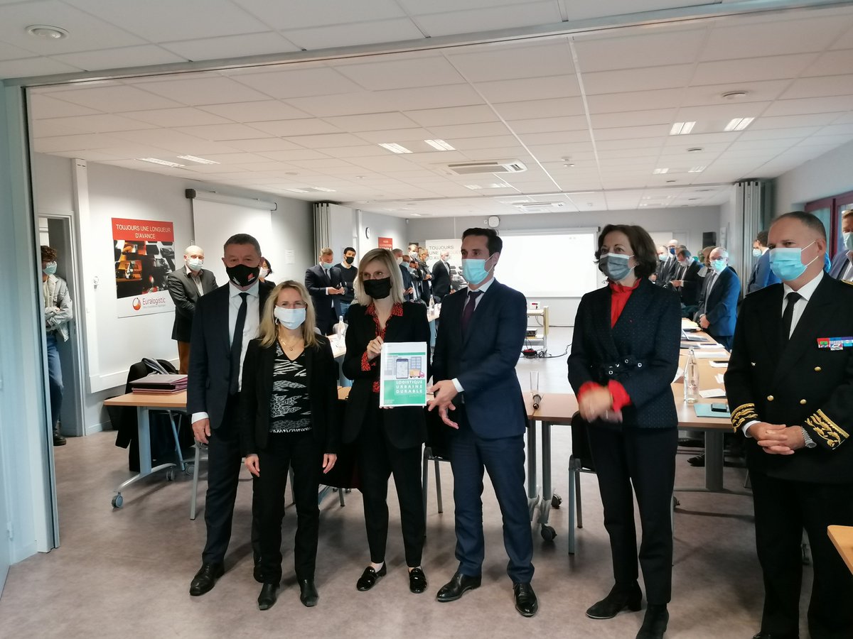 fr_logistique's tweet photo. .@annemarieidrac, @AnneMarieJean1 et @JJBolzan , ont remis ce jour à @AgnesRunacher et @Djebbari_JB leur rapport sur la logistique urbaine durable.

Plus d'info sur notre site internet :  https://t.co/gbTWYxrTOt https://t.co/sWfZFegDiX