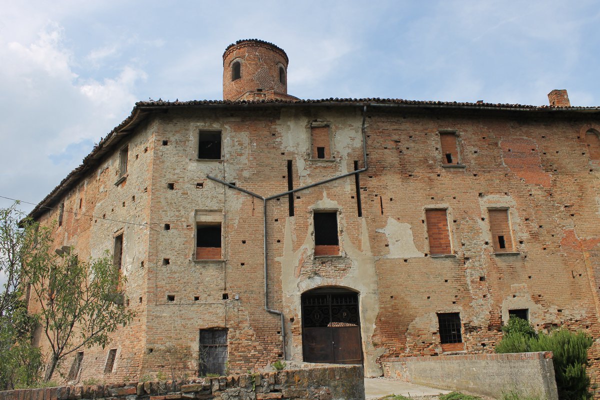 AdversaryAnd's tweet photo. #folklorethursdayFL There is the Castello della Volta. In the 14th century, the ballroom collapsed in the middle of an orgy. The ballroom disappeared, completely blocked off. It is said the Devil did this to take their souls to Hell. You can still hear their cries and see flames. https://t.co/zqC6YlsgxJ