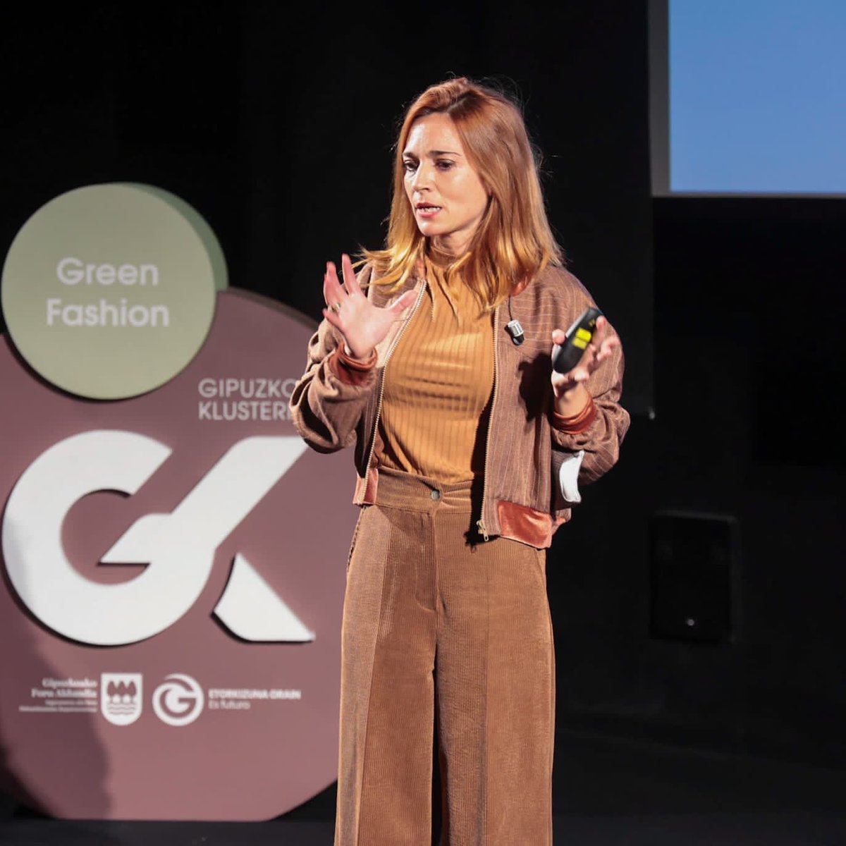 OrainIngurumena's tweet photo. Patricia Echevarria @Patrici42981262 de @BalabFactory y @AEGIkastetxea nos ha dado las claves de la nueva iniciativa que pondremos en marcha en el cluster para aportar trazabilidad y la trasparencia a la industria textil guipuzcoana
#ModaSostenible
#SSMF21 https://t.co/eiqHpui8JM