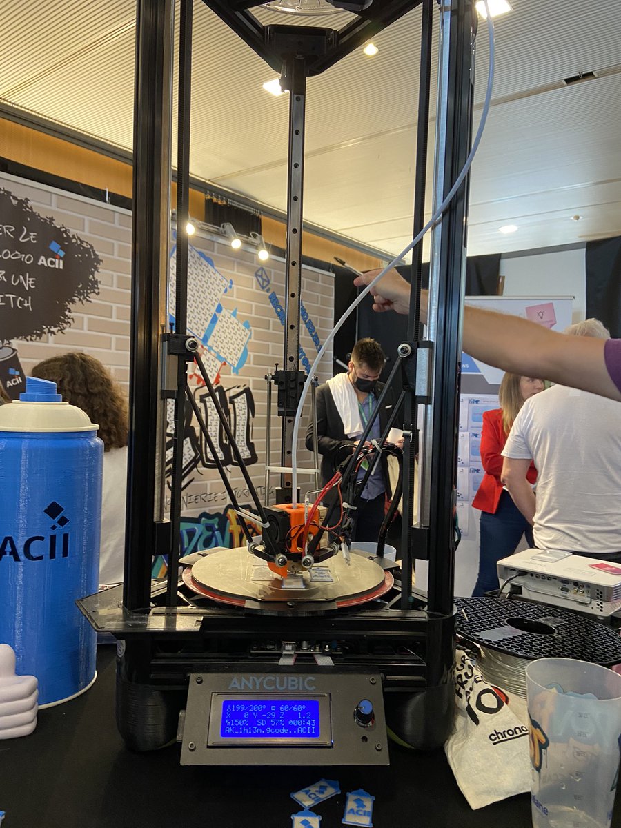 debs_obrien's tweet photo. Such a cool vibe at @devfestnantes. Mixing artists and developers together to create fun. Non virtual fun. Love it. I had so much fun today. Great way to go back to real life events 😃 https://t.co/AHNIwBpYhJ