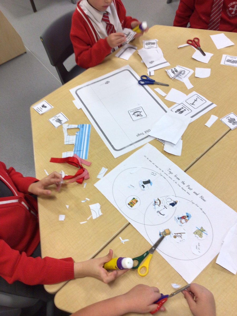 SimmsCrossY1_2's tweet photo. Year 1/2 have been sorting toys from the past and the present into vent diagrams. #SimmsCrossHistory https://t.co/Yd9Qha5y00