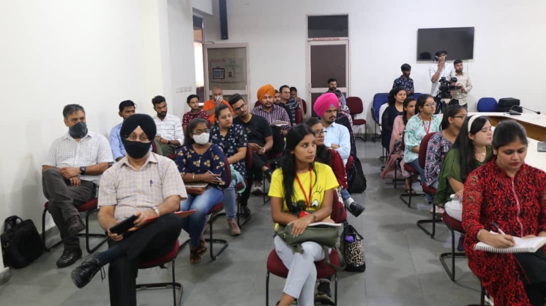 dcj_official's tweet photo. ‘Eighty years with Skill Development’
P. G. Department of Journalism &amp; Mass Communication organized guest lecture by Ms. Bharti Sharma,Dainik Bhaskar
on ‘Importance of Beat reporting: Education &amp; Culture Reporting’,
Under Alumni’s Guest Lecture series
 #pgdjmcdoaba #pgdjmc https://t.co/EjsGe1q58D