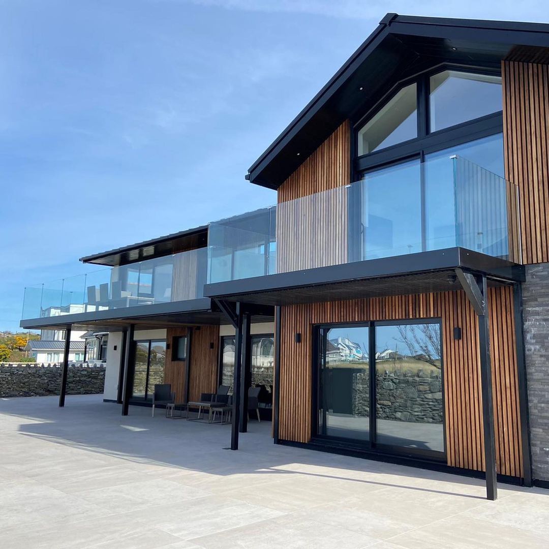 Fantastic project images from D Hughes Welding LTD! Featuring our 17.5 toughened laminated glass, this home looks the part. 
.
.
#qrailing #structuralsteel #balcony #tuffxglass #hulsedavies #treaddurbay #housegoals #dreamhome #glassbalustrading #supplyandinstall #visitanglesey
