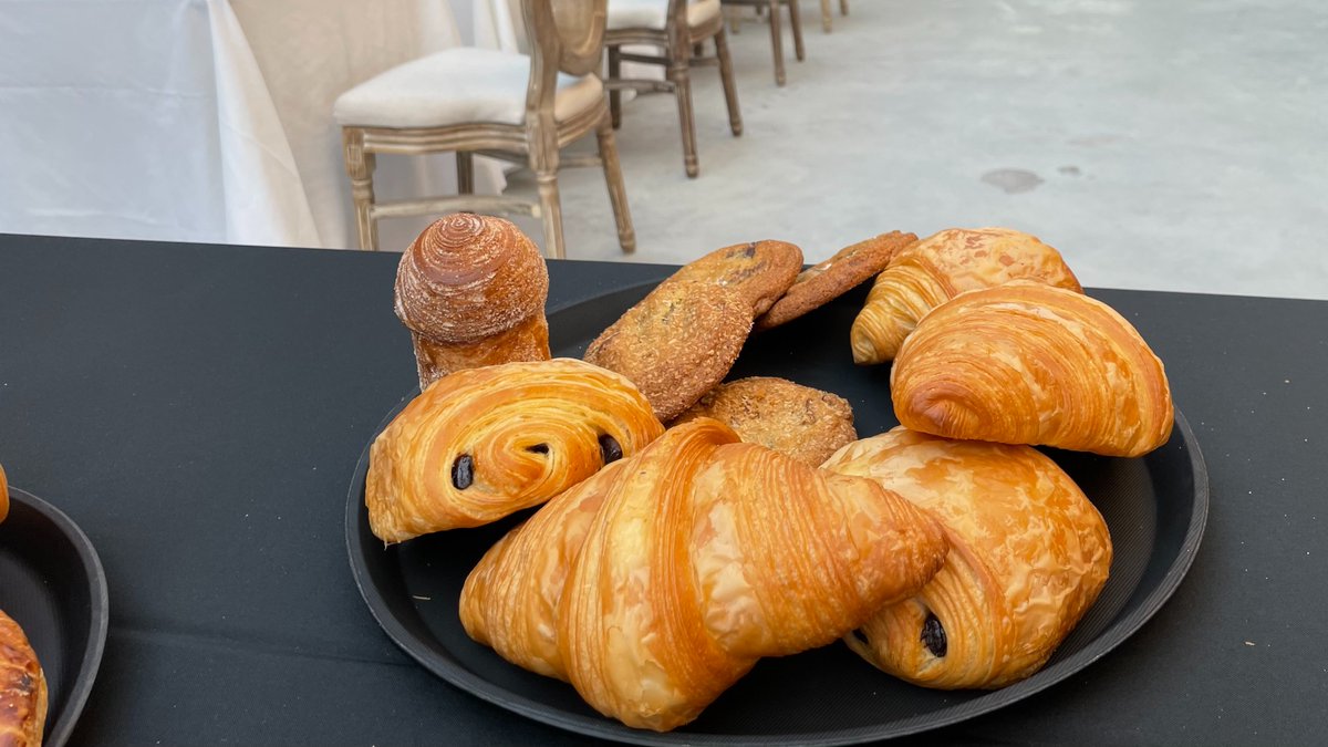 CBourdeau_RC's tweet photo. Vers 8h45, on met la table pour le rendez-vous des saveurs, qui est de retour cette fin de semaine à la place @zibiCanada . Une belle vitrine pour les restaurants de la région. https://t.co/0ooVHrYUDc