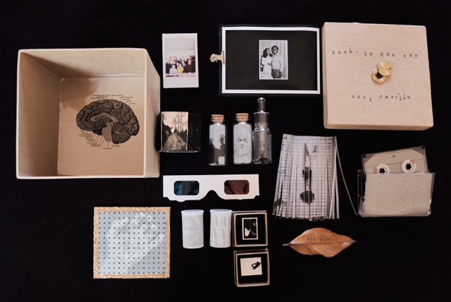 verkamiCAT's tweet image. 📷 “Sueño lo que soy” és un projecte personal del fotògraf @xaviercarrion10. Una caixa-llibre-experiència que ens endinsa als seus #somnis amb #fotografies i objectes que evoquen sensacions i emocions a través dels cinc #sentits.

⌛️ ¡QUEDEN 4 DIES! 👉 vkm.is/sueñoloquesoy