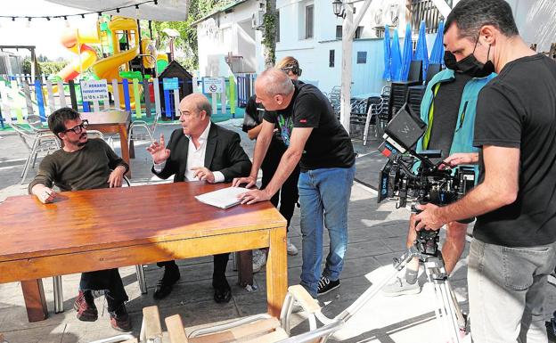 AmadoresdelCine's tweet photo. EL DIRECTOR VALENCIANO DAVID MARQUÉS RUEDA LA COMEDIA “EN TEMPORADA BAJA”
#rodaje #cinevalenciano #DavidMarques #Entemporadabaja #AntonioResines #EduSoto #CoqueMalla #FeleMartinez #AnaMilan #NachoFresneda #MariaAlmudever #RosanaPastor #MartaBelenguer
https://t.co/BUtMnzDZBA https://t.co/UyDvuzM7KC