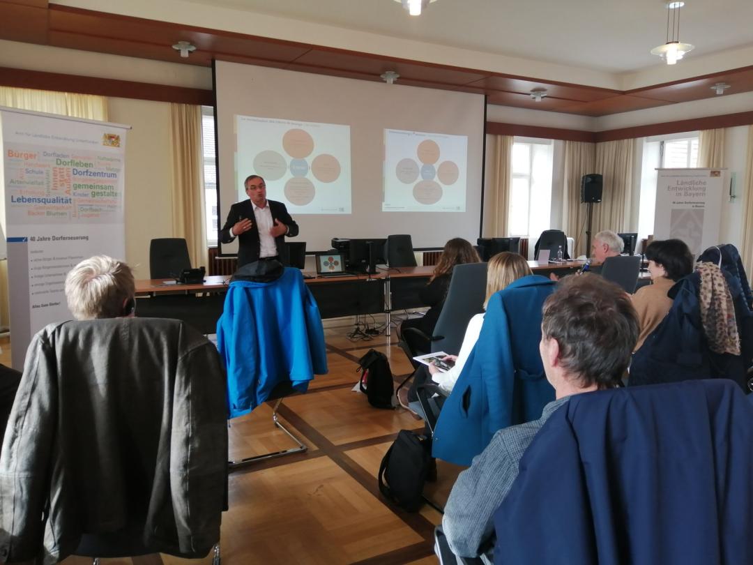 CAUE_CALVADOS's tweet image. [SFA 2021] La matinée s'est poursuivie avec les interventions de la délégation allemande sur les initiatives privées dans les régions rurales et l'intervention d'@HubertCourseaux , Président du @CAUE_CALVADOS  sur la revitalisation des cœurs de bourg, petites villes de demain.