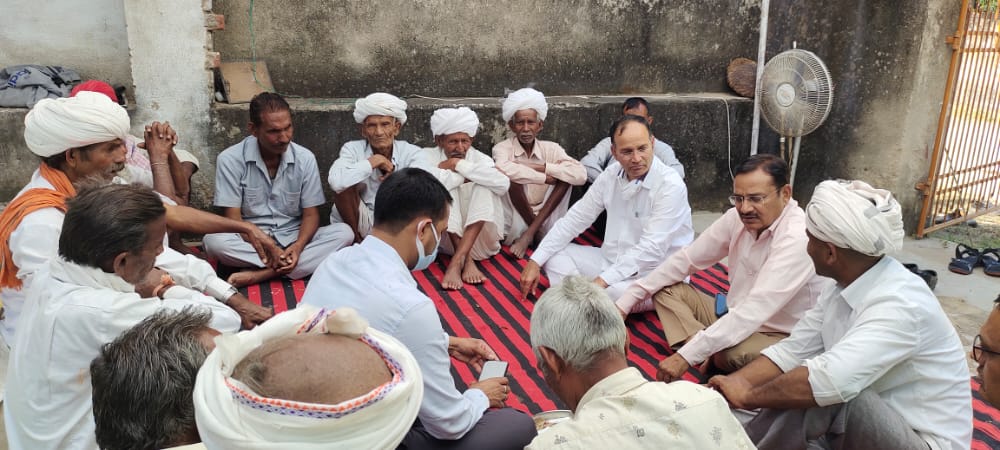 IamMadanMeghwal's tweet photo. बगदीलाल जी मेघवाल निवासी सूरतपुरा (भींडर) की माताजी के देवलोकगमन पर  उनके निवास स्थान पर जाकर संवेदना प्रकट की व उपस्थित सभी लोगों से धरियावाद उपचुनाव में कांग्रेस को वोट देने की अपील की ओर उपस्थित सभी जनों ने पूर्ण समर्थन देने के लिए आश्वस्त किया।
@INCRajasthan @INCIndia https://t.co/V7ciwYON4I
