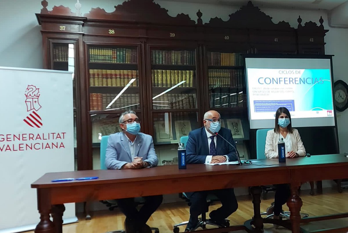 DavidERibes's tweet photo. Ayer aclaramos muchas dudas en la interesante Conferencia-Coloquio “Un Vaso de Agua del Grifo, Por Favor” organizada en #Orihuela por @InfoHIDRAQUA y @UA_Universidad …y concluimos con 4 SENCILLAS RAZONES PARA BEBER AGUA DEL GRIFO...
#YoBeboAguaDelGrifo
#AguaDeConfianza https://t.co/JgUmd0v5ds